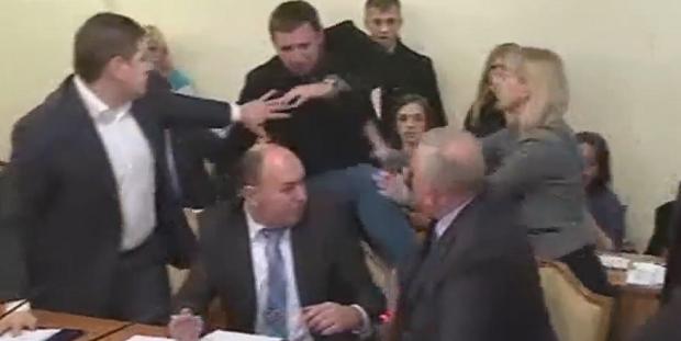 Новость - События - Видео дня: Парасюк ударил представителя СБУ ногой в лицо