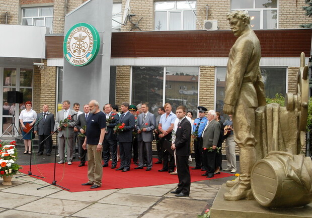 Памятник Петру Луспекаеву в образе известного таможенника открыли в Луганске. Фото: Игорь Кашуба.