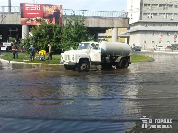 До некоторых мест в Луганске теперь лучше добираться вплавь. Фото:vgorode.