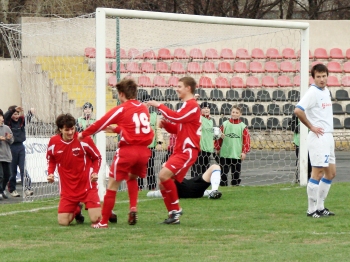 Алчевцы празднуют забитый гол. Фото с сайта lugansk-football.com