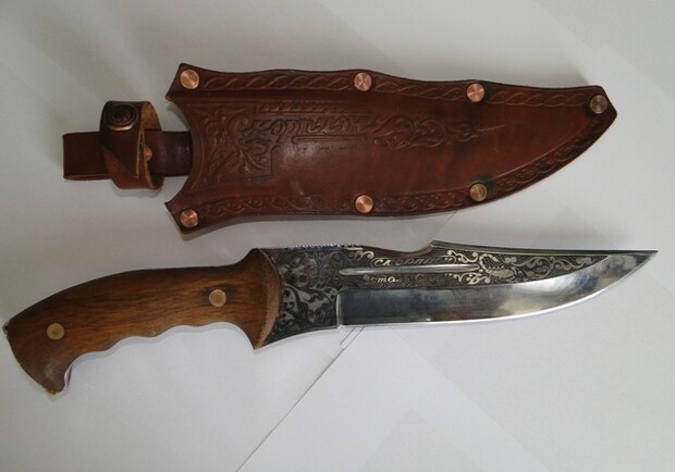 Нож был найден среди предметов по уходу за авто. Фото Луганской таможни. 