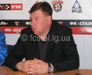 На фото: Анатолий Волобуев, главный тренер алчевского клуба. Фото с сайта fcstal.lg.ua.