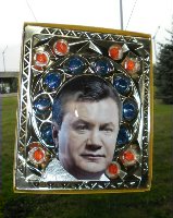 Лицо Виктора Януковича красуется на иконе из конфетной коробки. Фото: paralel-media.com