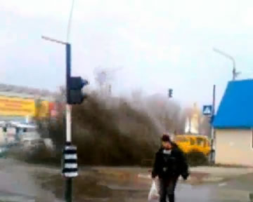 Новость - Коммуналка - Фекальный фонтан, который прорвался в Луганске из-под земли, запомнится горожанам  надолго