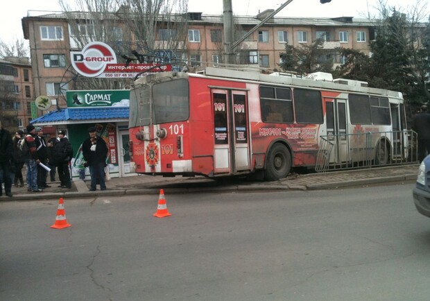 Новость - Транспорт и инфраструктура - Фотофакт: как паркуются луганские троллейбусы