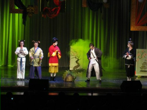 В Луганске в День театра выступили самураи и гейши. Фото: paralel-media.com.ua/