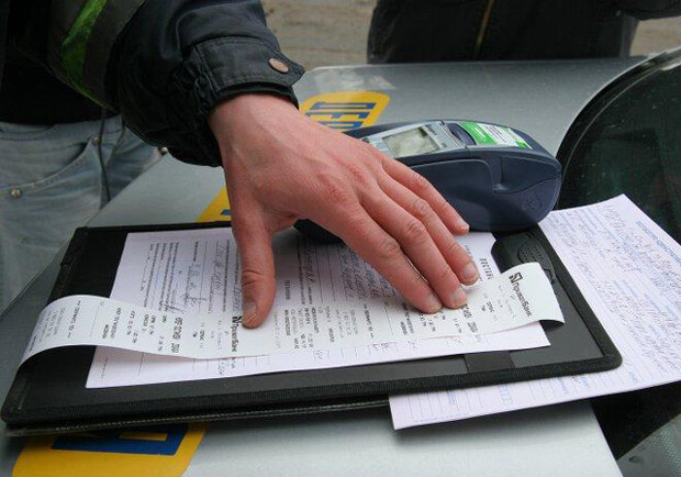 Штраф надо оплатить в течении 15 дней, а квитанцию отнести в ГАИ. Фото: www.autocentre.ua