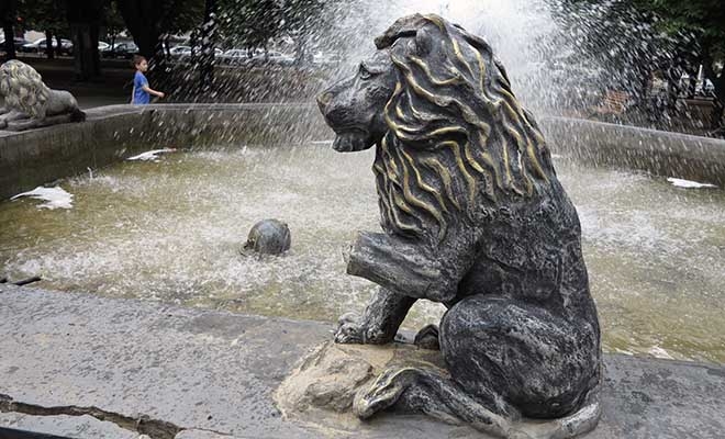 Новость - События - Фотофакт: в Луганске разбили лапу еще одному льву