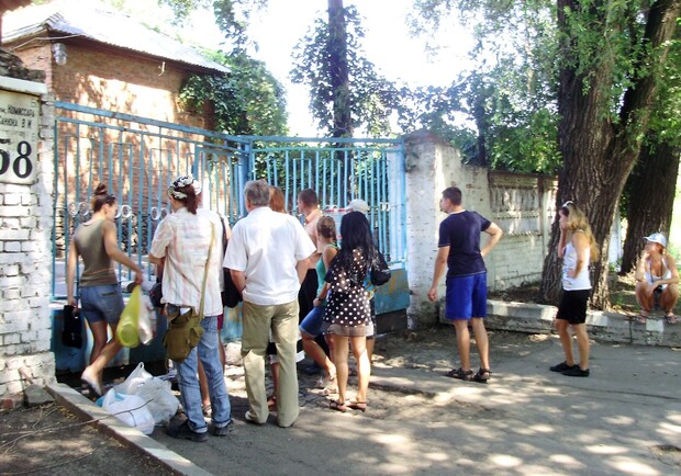 Новость - События - К голодным и измученным животным приехали луганчане с едой. Фото