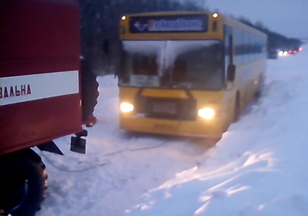 Автобус попал в снежный плен днем. Фото: www.lugansk.mns.gov.ua