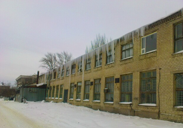 Гигантские сосульки на одном из зданий Далевского университета. Фото vgorode.ua