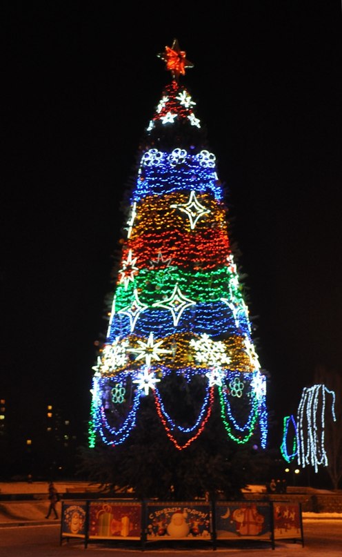 Возле новогодней елки в Алчевске произошло ЧП. Фото: http://vk.com/alchevsk_city