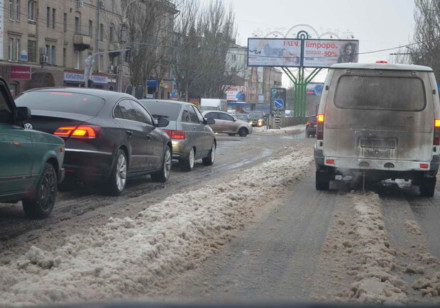 Луганские дороги забросали снегом, чтобы не вывозить его. Фото: nedelya.net.ua