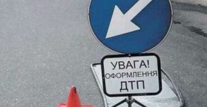 В центре Луганска столкнулись маршрутка и внедорожник. Фото: autocentre.ua
