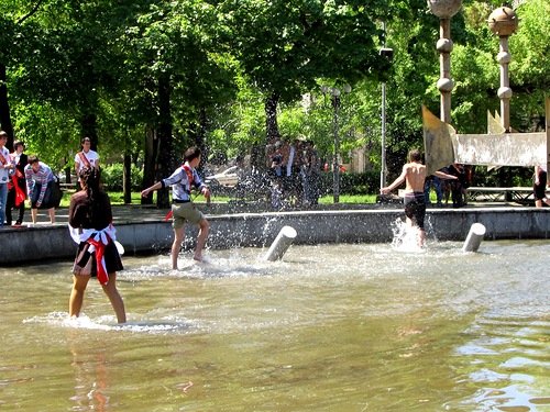 Смогут ли выпускники-2013 искупаться в городских фонтанах? Фото: jyrnalist.ru
