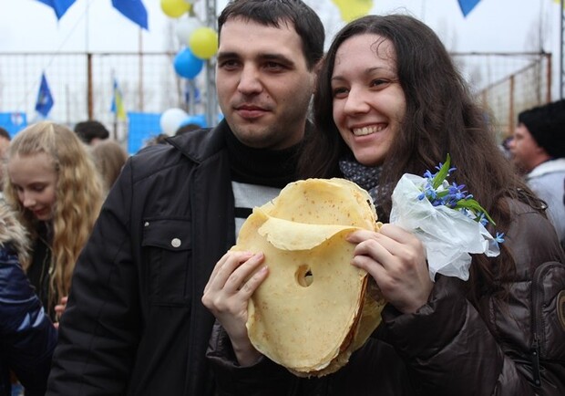 Новость - Досуг и еда - В Луганске создали пирамиду из четырех тысяч блинов