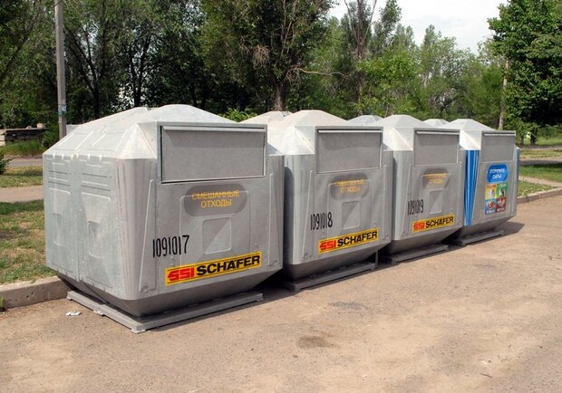 В Луганске в квартале Южный установили новые контейнеры для раздельного сбора твердых бытовых отходов.  Фото: gorod.lugansk.ua