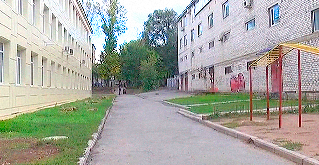 Луганская школа №1 - в центре скандала. Фото: стоп-кадр видео. 