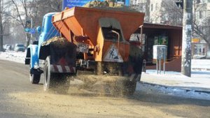 Чиновники уверяют, что на дороги Луганска высыпали сотни тонн песка. Фото: korrespondent.net
