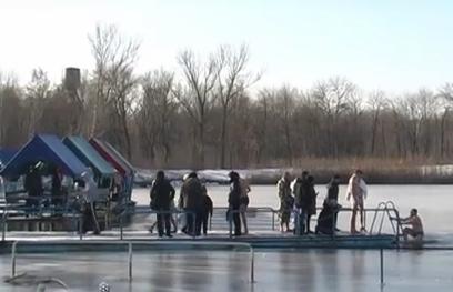 Луганчан не испугали крещенские морозы. Фото: принт-скрин видео