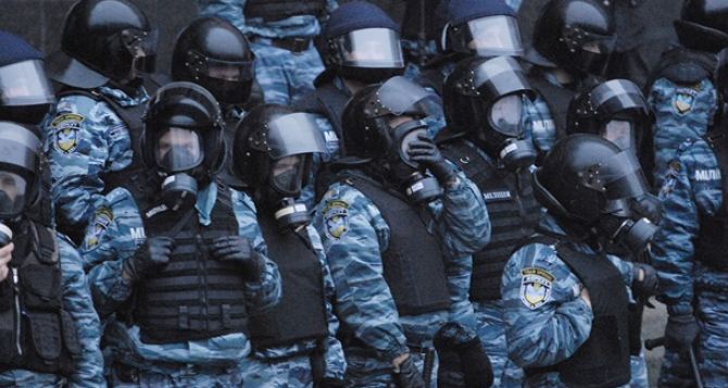 Новость - События - На Антимайдан в Луганске пришли бойцы "Беркута", прилетевшие из Киева