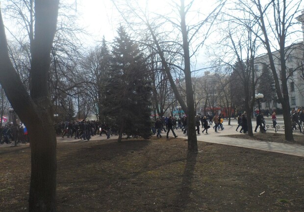 По разным данным, митингующих около 1000 человек. Фото Михаила Кладова