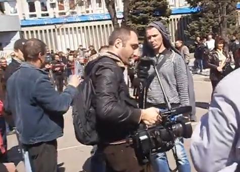 У оператора всеукраинского телеканала пытались забрать камеру. Фото: кадр из видео. 