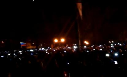 Люди пели гимн РФ возле здания СБУ. Фото: кадр из видео