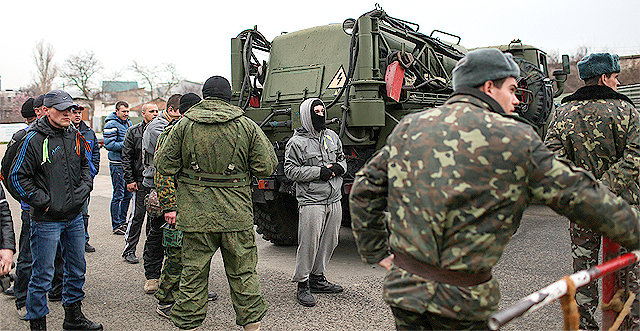 Украинские военные - захвачены или нет. Фото с сайта <a href="http://kvedomosti.com/5111-odin-ukrainskiy-voennyy-vse-esche-v-plenu.html">kvedomosti.com</a>.