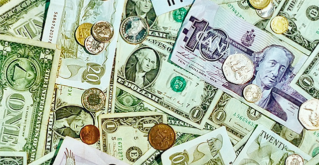Нацбанк понизил курс доллара и евро. Фото vkurse.ua.