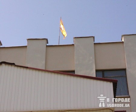 На Жовтневой райадминистрации установлен флаг Армии Юго-востока. Фото Vgorode