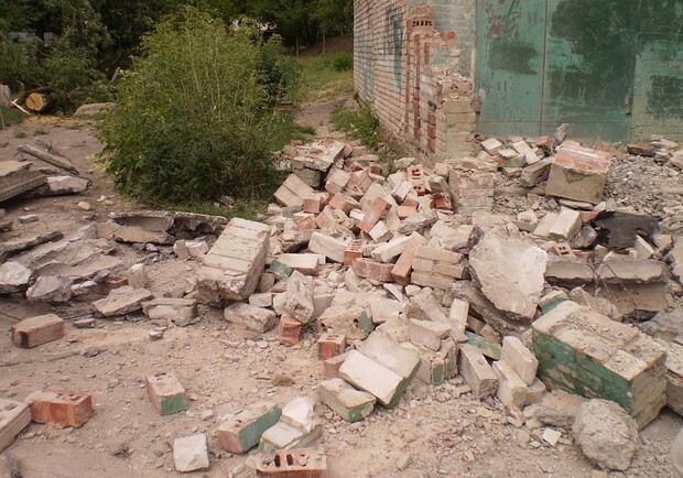 Новость - События - Бомбежка города: снаряды попали в 14 школу Луганска