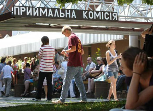 Поступление в вуз для абитуриентов из Луганска и Донецка перенесли на сентябрь. Фото: sannews.com.ua