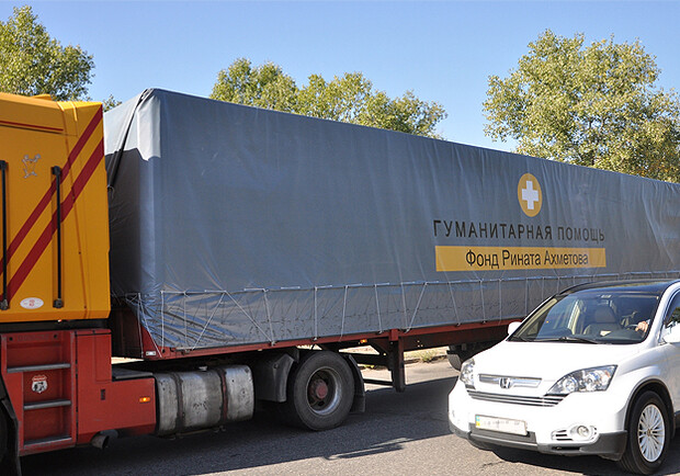 Новость - Транспорт и инфраструктура - Автоколонна с продуктами от Штаба Ахметова ожидает открытия блокпостов под Марьинкой