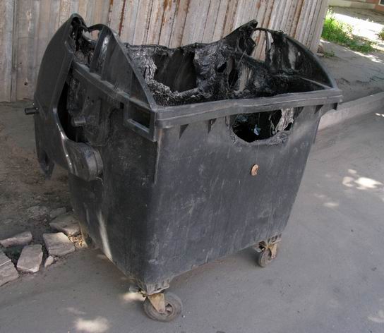 МЧС удивляется равнодушю луганчан к своим мусорным контейнерам. Фото: www.mobus.com