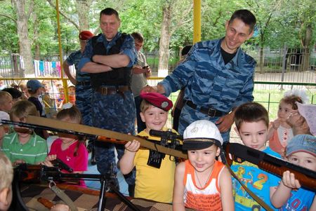 Теперь сотрудники спецслужб покажут свои способности всем луганчанам. Фото: lugansk.proua.com