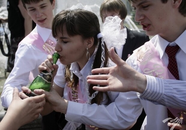 Школьники употребляют алкоголь
Фото:images.yandex.ua/