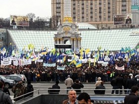 Колонна митингующих прошла по Банковской до здания Администрации Президента. Фото: news.siteua.org
