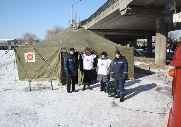 Они греют луганских бомжей. Фото: www.fd.lg.ua