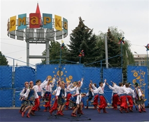 Луганчане, все на ярмарку. Фото: gorod.lugansk.ua