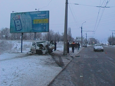 В аварии, произошедшей ранним утром, погибли мужчина и женщина. Фото УМВДУ в Луганской области