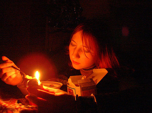 Девушки гадают на Старый Новый год. Фото с сайта liveinternet.ru