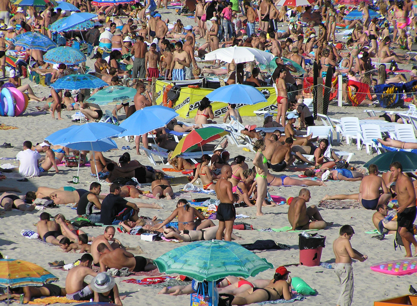 На городских пляжах толкучка и все хотят есть. Фото с сайта: rupor.od.ua.