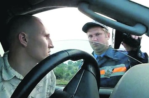 За съемку сотрудника ГАИ на видео можно загреметь в тюрьму. Фото - segodnya.ua
