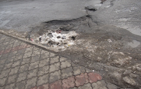 Луганску не хватает денег на ремонт дорог. Фото: luganskiy-lgua.livejournal.com