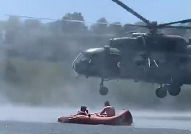 Под Харьковом высадился десант в водоем с отдыхающими. Скриншот из видео