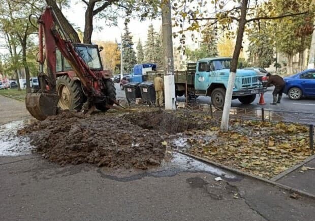 В трех районах Одессы прорвало водопровод: кто остался без воды. Фото: телеграм-канал "Одесса сейчас"