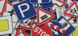 Кабмин внес изменения в ПДД: появятся новые знаки и разметка