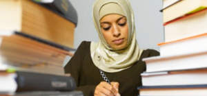 С хиджабом, но без документов: девушке в киевском вузе не хотели выдавать студенческий