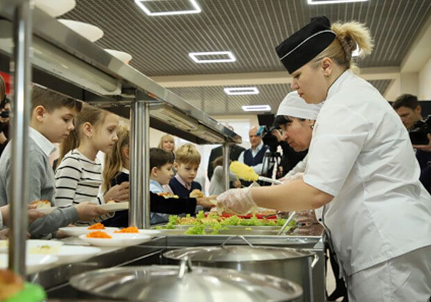 В Украине родители школьников недовольны обновленным меню в столовых. 